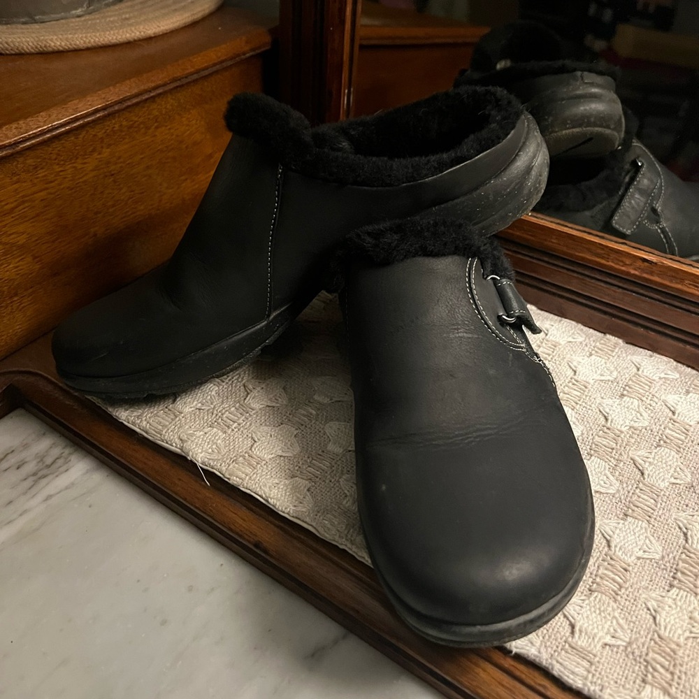 CLARKS Classic Roseville‎ Casual Clogs Faux Fur Lining Black Women's Size 8 GUC